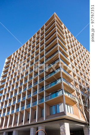 三井ガーデンホテルの外観 JR千駄ヶ谷駅近く 冬晴れの青空 東京都新宿区 三井ガーデンホテルの外観 JR千駄ヶ谷駅近く 冬晴れの青空 東京都新宿区 97767351