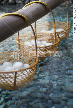 温泉につかっている温泉卵 温泉につかっている温泉卵 97767486