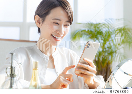 スマホを持つ女性 97768396