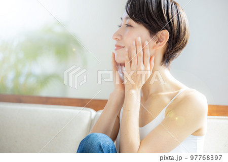 女性　ビューティー　綺麗 97768397