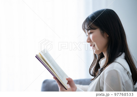 本を読む女性 本を読む女性 97768533
