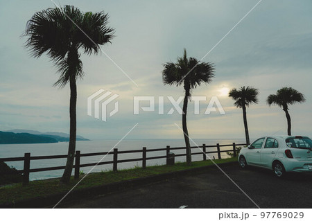 奄美大島 大浜海岸からの夕焼け 奄美大島 大浜海岸からの夕焼け 97769029
