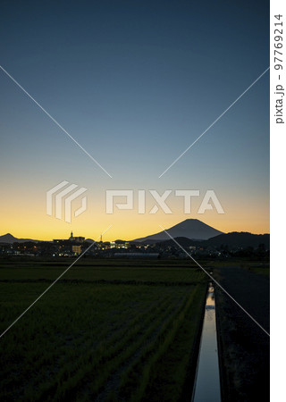 富士山 夕焼け トワイライト マジックアワー 【神奈川県 平塚市】 97769214