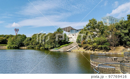 秋晴れの青空に映える恩賜池と岡崎市美術博物館　(岡崎市中央総合公園/愛知県岡崎市) 97769416