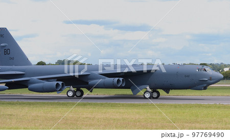 アメリカ空軍B-52H爆撃機タキシング 97769490