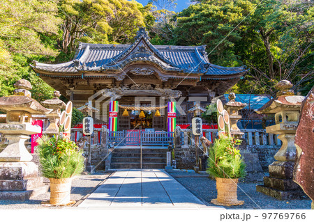 【静岡県】正月飾りを整えた、白浜神社拝殿 【静岡県】正月飾りを整えた、白浜神社拝殿 97769766