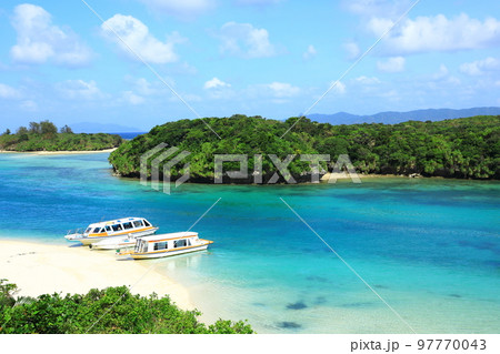 川平湾　青い海とグラスボート 97770043