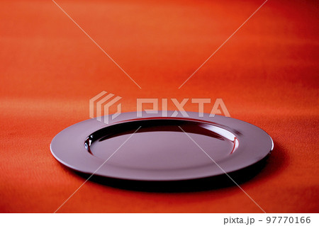 赤いちりめんの和布に赤い漆器の皿 日本のイメージ 97770166