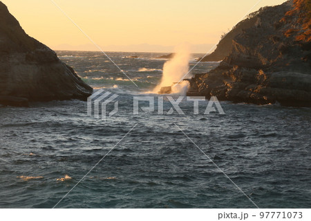 堂ヶ島の夕陽 堂ヶ島の夕陽 97771073