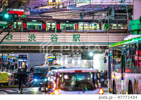 日本の東京都市景観 渋谷駅ホームに入る黒の山手線。高架下にはフードデリバリーの姿も＝12月16日 97771484