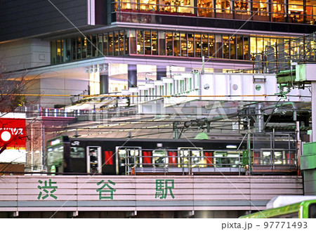 日本の東京都市景観 渋谷駅ホームに入る黒の山手線(鉄道開業150年記念のラッピング車両)=16日 日本の東京都市景観 渋谷駅ホームに入る黒の山手線(鉄道開業150年記念のラッピング車両)=16日 97771493