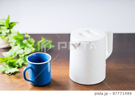 青色のマグカップとケトルと観葉植物 青色のマグカップとケトルと観葉植物 97771499