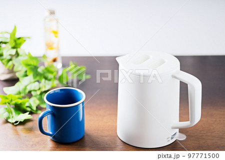 カップとケトルとハーバリウムとアイビー 97771500