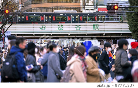 日本の東京都市景観 13万超全国。BQ.1.1感染爆発…(奥に黒い山手線)=18日、渋谷 日本の東京都市景観 13万超全国。BQ.1.1感染爆発…(奥に黒い山手線)=18日、渋谷 97771537
