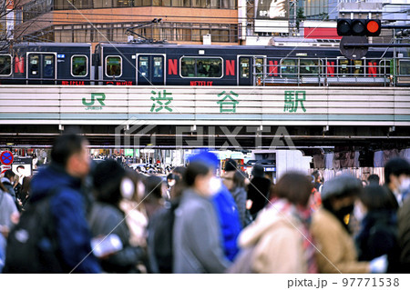 日本の東京都市景観 13万超全国。BQ.1.1感染爆発…（奥に黒い山手線）＝18日、渋谷 97771538