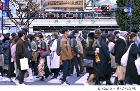 日本の東京都市景観 13万超全国。BQ.1.1感染爆発…(奥に黒い山手線)=18日、渋谷 日本の東京都市景観 13万超全国。BQ.1.1感染爆発…(奥に黒い山手線)=18日、渋谷 97771540
