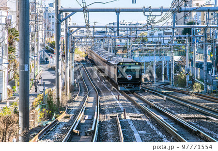 日本の東京都市景観 駒込ー田端間・駒込（手前）から中里付近を通過する黒い山手線など（奥が田端方向） 97771554
