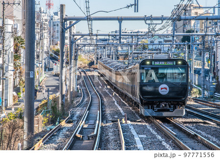 日本の東京都市景観 駒込ー田端間・駒込（手前）から中里付近を通過する黒い山手線など（奥が田端方向） 97771556