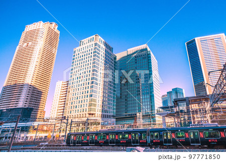 日本の東京都市景観　浜松町駅前(北口）から黒い山手線や超高層ビル群などを望む 97771850