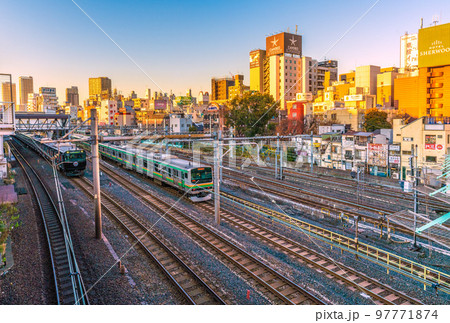日本の東京都市景観 鶯谷駅前のホテル街などを望む（左は駅を発車した黒い山手線） 97771874