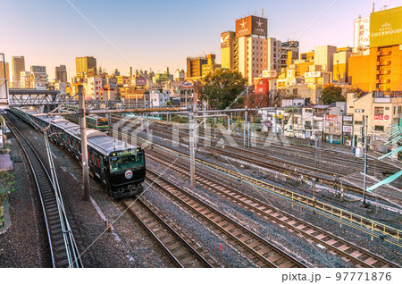 日本の東京都市景観 鶯谷駅前のホテル街などを望む（左は駅を発車した黒い山手線） 97771876