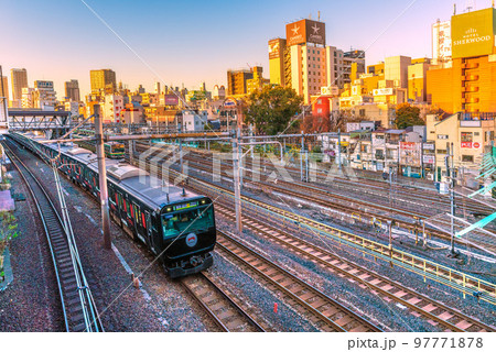 日本の東京都市景観 鶯谷駅前のホテル街などを望む（左は駅を発車した黒い山手線） 97771878