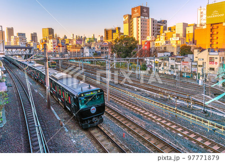 日本の東京都市景観 鶯谷駅前のホテル街などを望む（左は駅を発車した黒い山手線） 97771879