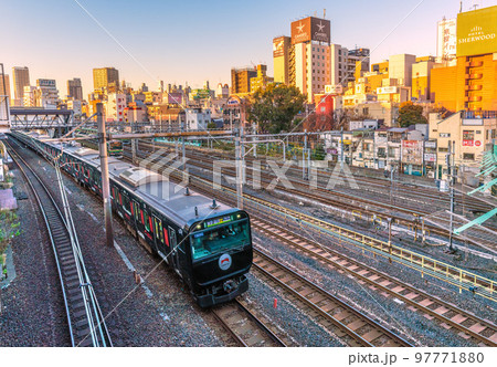 日本の東京都市景観 鶯谷駅前のホテル街などを望む(左は駅を発車した黒い山手線) 日本の東京都市景観 鶯谷駅前のホテル街などを望む(左は駅を発車した黒い山手線) 97771880