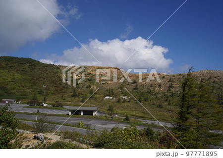 群馬県 草津白根山の弓池付近からレストハウス駐車場方面を見る 背景は白根山 2022年9月16日 群馬県 草津白根山の弓池付近からレストハウス駐車場方面を見る 背景は白根山 2022年9月16日 97771895
