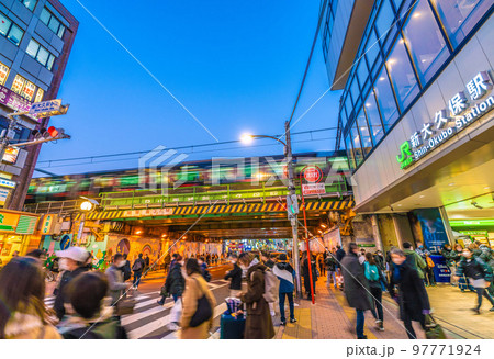 日本の東京都市景観 新大久保駅や駅を発車した黒い山手線などを望む 97771924
