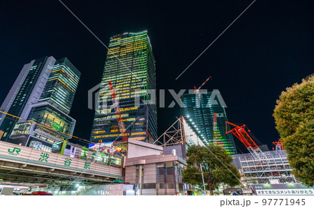 日本の東京都市景観 渋谷駅や山手線、ズラリ並んだ渋谷3棟(桜丘口再開発のビル外観が完成へ）などを望む 97771945