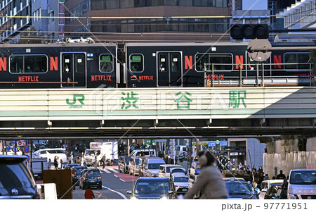 日本の東京都市景観 18万超全国。東京2万人超は8月25日以来。BQ.1.1感染爆発＝20日、渋谷 97771951