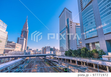 日本の東京都市景観　NTTドコモ代々木ビルや電車（山手線）などを望む 97771972