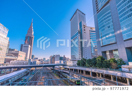 日本の東京都市景観 NTTドコモ代々木ビルや電車(山手線)などを望む 日本の東京都市景観 NTTドコモ代々木ビルや電車(山手線)などを望む 97771972