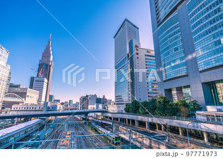 日本の東京都市景観　NTTドコモ代々木ビルや電車（山手線）などを望む 97771973