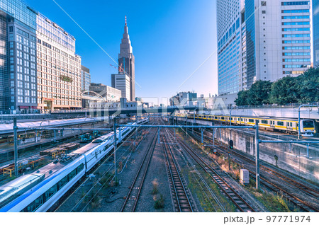 日本の東京都市景観 NTTドコモ代々木ビルや特急などを望む 日本の東京都市景観 NTTドコモ代々木ビルや特急などを望む 97771974