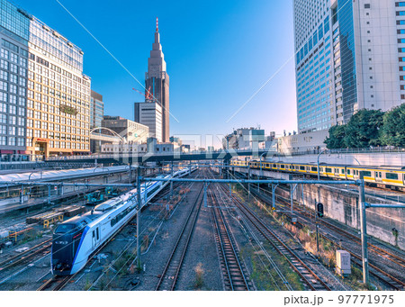 日本の東京都市景観　NTTドコモ代々木ビルや特急などを望む 97771975