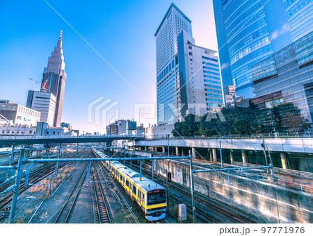 日本の東京都市景観 NTTドコモ代々木ビルや電車などを望む 日本の東京都市景観 NTTドコモ代々木ビルや電車などを望む 97771976