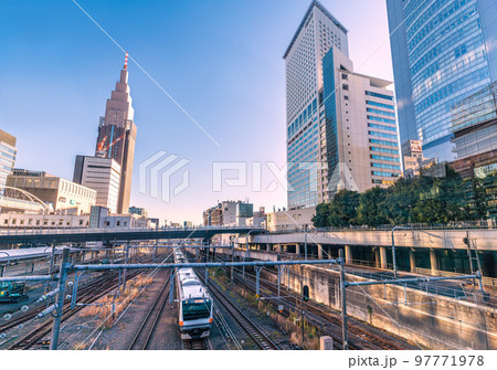 日本の東京都市景観 NTTドコモ代々木ビルや電車などを望む 日本の東京都市景観 NTTドコモ代々木ビルや電車などを望む 97771978