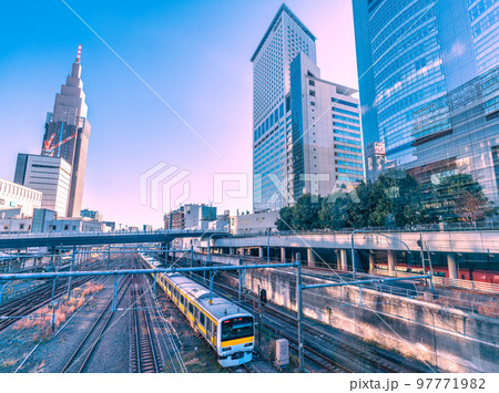 日本の東京都市景観　NTTドコモ代々木ビルや電車などを望む 97771982