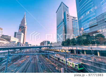 日本の東京都市景観　NTTドコモ代々木ビルや電車（山手線など）などを望む 97771983