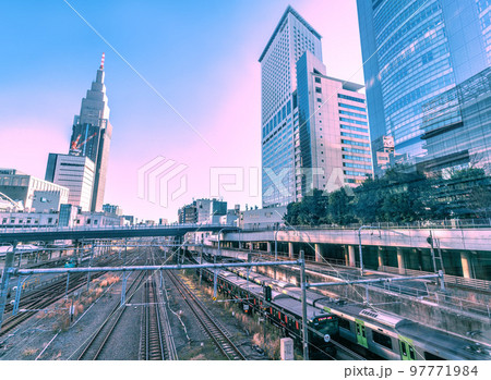 日本の東京都市景観　NTTドコモ代々木ビルや山手線（緑）とすれ違う黒い山手線などを望む 97771984