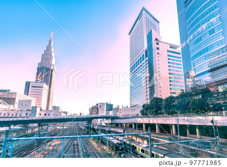 日本の東京都市景観 NTTドコモ代々木ビルや山手線(緑)とすれ違う黒い山手線などを望む 日本の東京都市景観 NTTドコモ代々木ビルや山手線(緑)とすれ違う黒い山手線などを望む 97771985