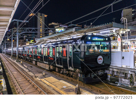 日本の東京都市景観　神田駅に到着した黒い山手線 97772025