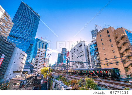 日本の東京都市景観 渋谷駅や渋谷スクランブルスクエア、のんべい横丁、黒い山手線などを望む 97772151