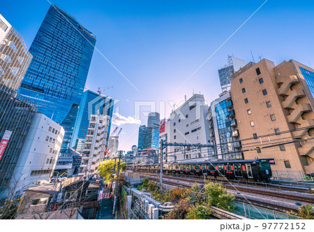 日本の東京都市景観 渋谷駅や渋谷スクランブルスクエア、のんべい横丁、黒い山手線などを望む 97772152