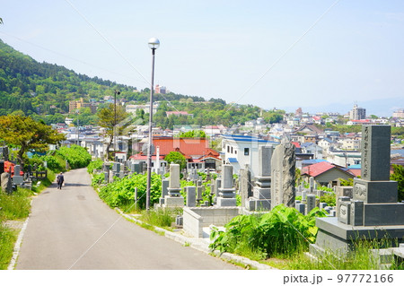 日本 北海道 函館 立待岬に向かう坂道 お墓 97772166