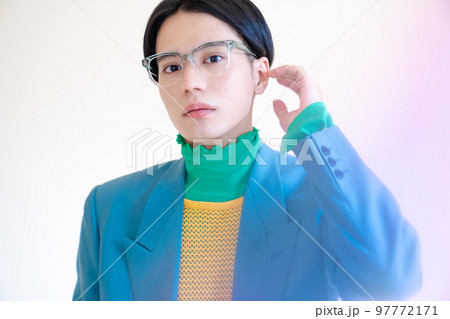 韓国ファッションの男性のポートレート ジェンダーレス ユニセックス 韓国ファッションの男性のポートレート ジェンダーレス ユニセックス 97772171