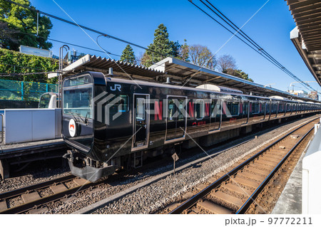 日本の東京都市景観 西日暮里駅に到着した黒い山手線(後部車両) 日本の東京都市景観 西日暮里駅に到着した黒い山手線(後部車両) 97772211