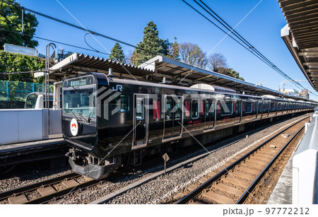 日本の東京都市景観　西日暮里駅に到着した黒い山手線（後部車両） 97772212